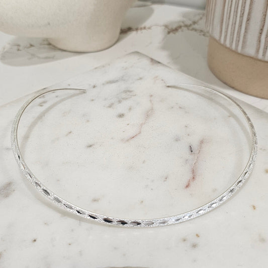 Silver Plated Detailed Cuff Necklace