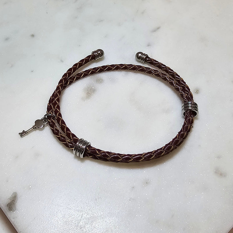 Men's Bracelet with a classic brown leather design.